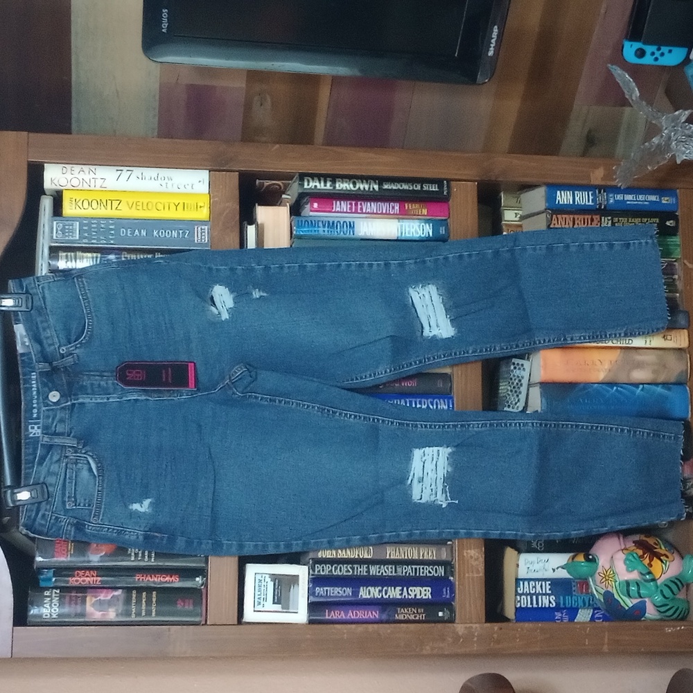 NWT LADIES No Boundaries Boyfriend Jeans Size 5 w/27.5" inseam